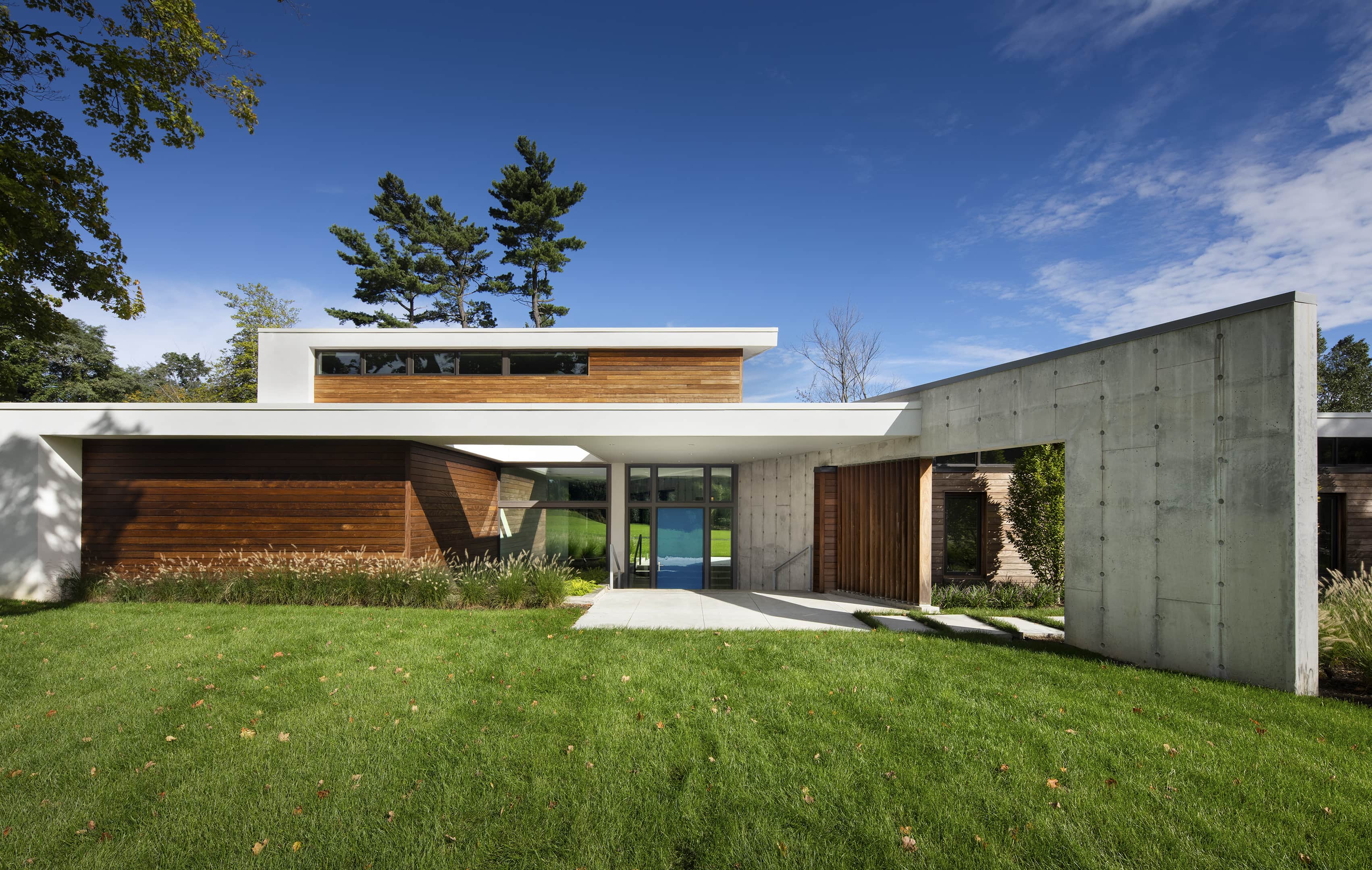 highway house - front center
